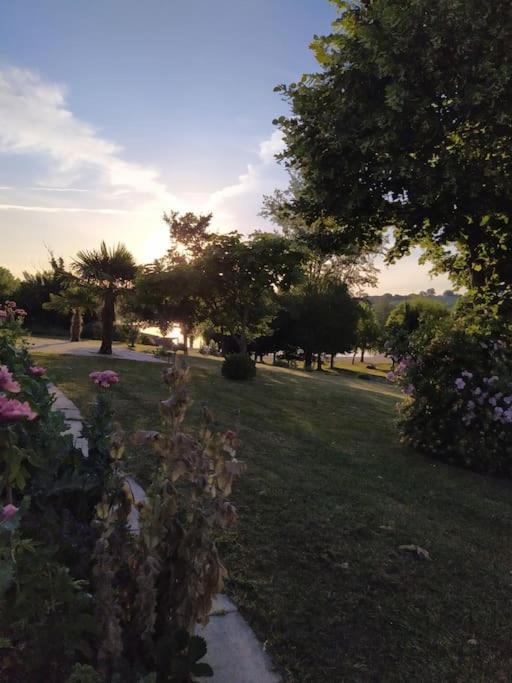 Grande Maison Avec Vue Sur Le Lac Saramon Esterno foto